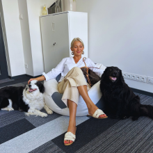 Katarzyna Opiekulska-Sozańska, Dyrektor LSJ, ze swoimi psami w biurze LSJ