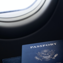 Paszport leżący przy oknie samolotu